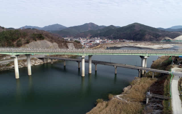 산청군이 재가설하는 생초면 대전~통영간 고속도로 나들목 고읍교 전경. /산청군/
