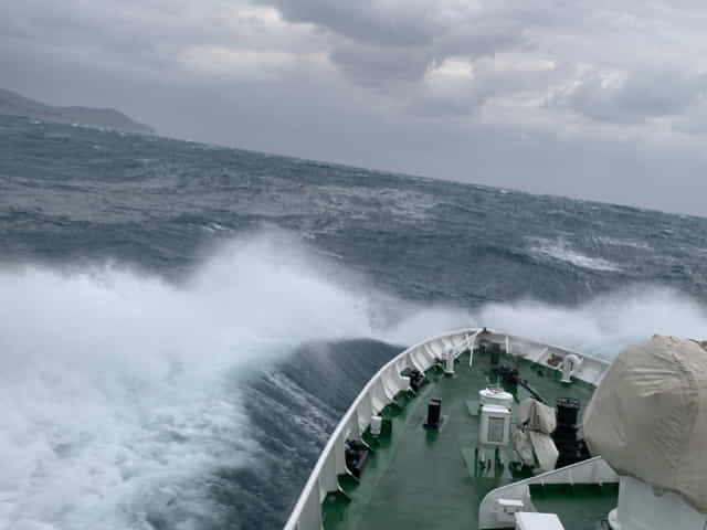 통영해경 구조대원이 바다에 표류하고 있던 부산 선적의 399t 선망어선 127 대양호 선원들을 구조하고 있다./통영해양경찰서/