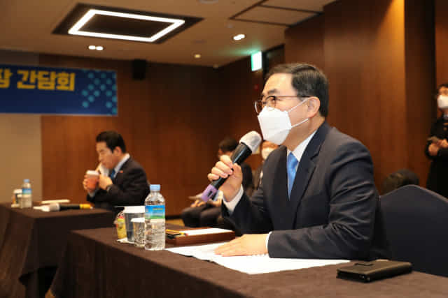 허성무 시장이 서울에서 열린 전국 특례시 시장협의회에서 인사말을 하고 있다./창원시/