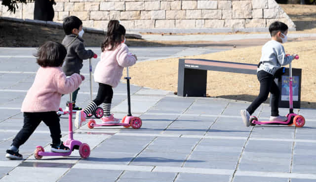 완연한 봄 날씨를 보인 7일 오후 창원용지문화공원을 찾은 아이들이 가벼운 옷차림으로 퀵보드를 타고 있다./성승건 기자/