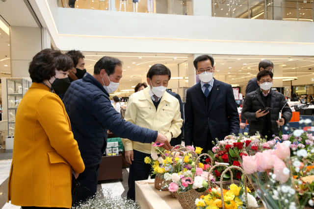 김해시가 신세계백화점 김해점에서 ‘신 화환 전시 및 절화·분화 판매’ 행사를 갖고 있다.