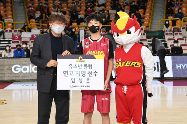 창원 LG 세이커스의 연고 계약 선수인 임성훈(가운데)이 한상욱 LG 단장과 기념사진을 찍고 있다./KBL/