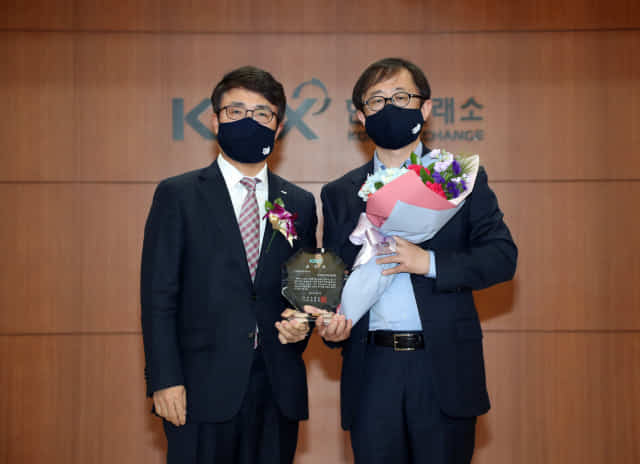 9일 한국거래소 신관 21층 대회의실에서 2020년도 유가증권시장 공시우수법인 시상식이 열렸다. 사진은 손병두(왼쪽) 한국거래소 이사장과 김정호 KAI 상무./KAI/