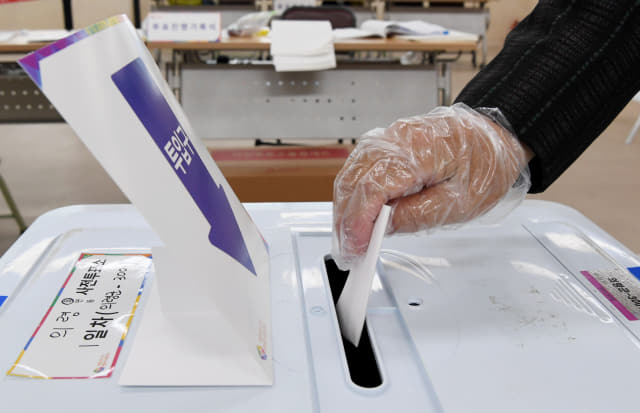 4·7 재·보궐선거 사전투표가 시작된 2일 오전 의령군 의령노인복지관에 마련된 투표소에서 유권자들이 소중한 한 표를 행사하고 있다./성승건 기자/