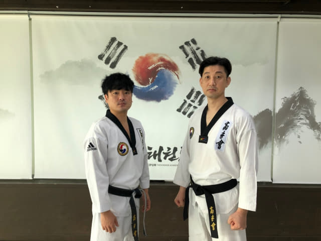 김해 참울림태권도연구회 허동훈(오른쪽) 회장과 김태형 총무가 포즈를 취하고 있다.