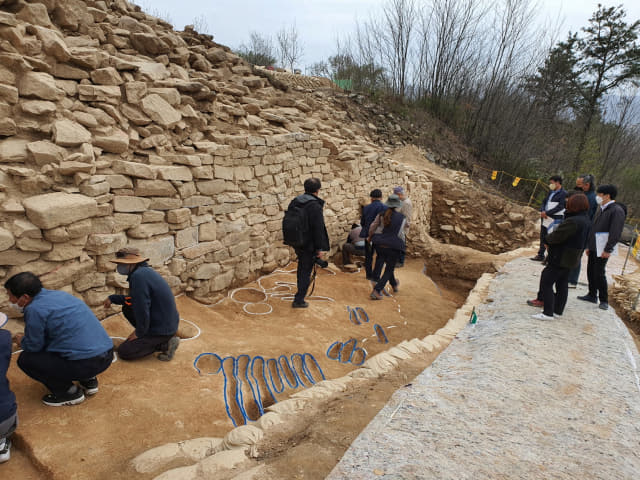 거창 분산성 발굴현장에서 고고학전문가들이 석축 성벽에 대한 조사를 하고 있다./거창군/