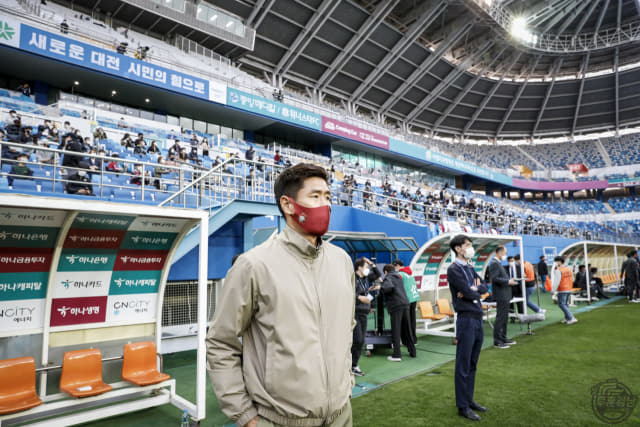 경남FC 설기현 감독이 11일 대전월드컵경기장에서 열린 대전하나시티즌과 경기를 지켜보고 있다./경남FC/
