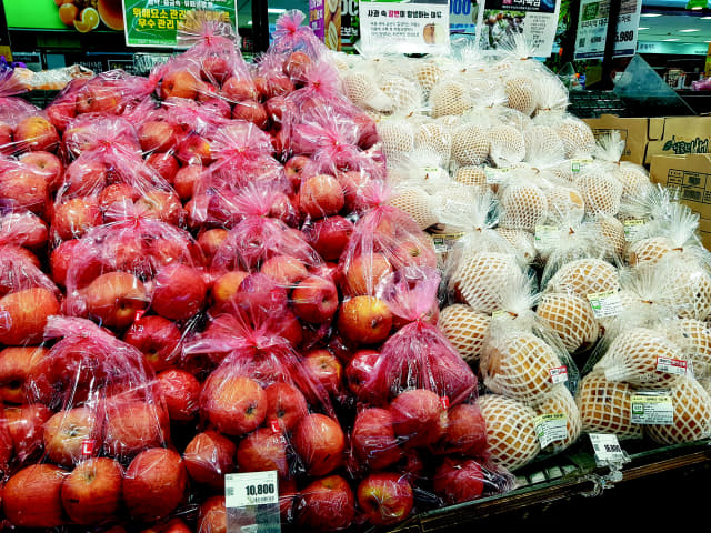 22일 창원의 한 대형마트에서 사과와 배가 판매되고 있다.