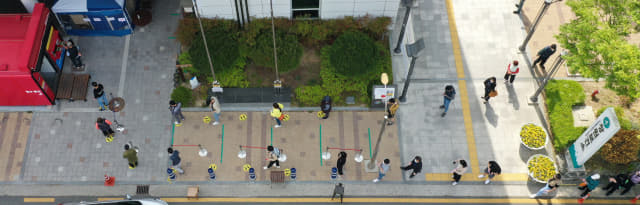 27일 창원시보건소 선별진료소를 찾은 시민들이 코로나19 검사를 받기 위해 차례를 기다리고 있다./김승권 기자/