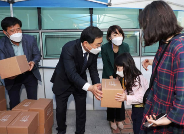 허성무 시장이 지난 5일 어린이날을 맞아 의창구청 행사장에서 선물 박스를 나눠주고 있다./창원시/