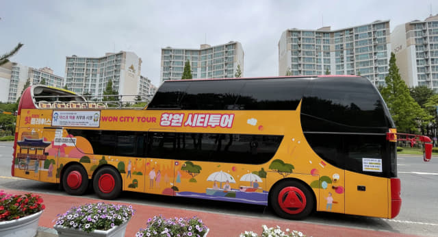 25일 창원 만남의 광장에서 창원시티투어 버스가 손님을 기다리고 있다./김승권 기자/