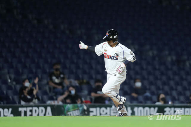 박석민이 9회말 솔로홈런을 날렸지만 경기를 뒤집지는 못했다.