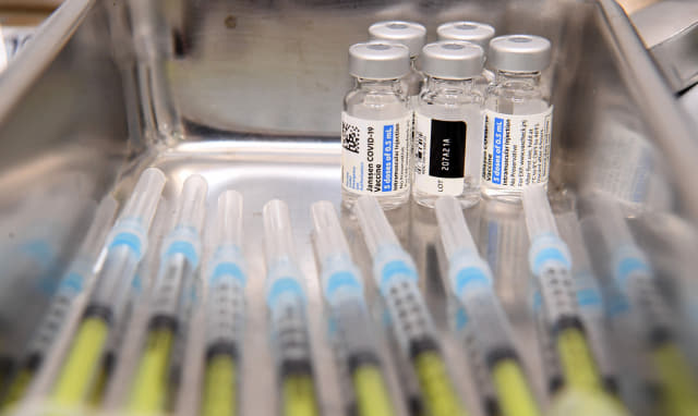 30세 이상 예비군·민방위 등을 대상으로 얀센 백신 접종이 시작된 10일 창원 희연병원에서 주사기에 소분된 얀센 백신이 놓여 있다./성승건 기자/