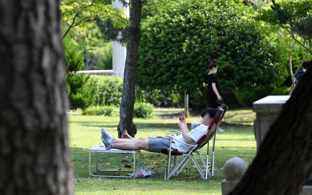 휴일인 13일 오후 창원 용지공원에서 한 시민이 의자에 몸을 누인 채 휴식을 취하고 있다./성승건 기자/