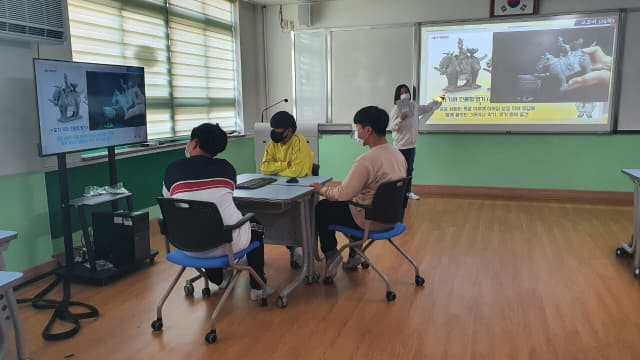 김해영운초 학생들이 아이톡톡을 이용한 수업을 하고 있다./경남신문DB/