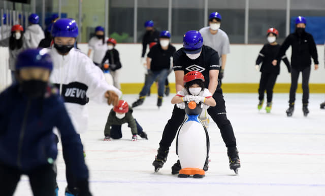 창원시 의창스포츠센터 빙상장을 찾은 시민들이 스케이트를 타며 더위를 식히고 있다./성승건 기자/