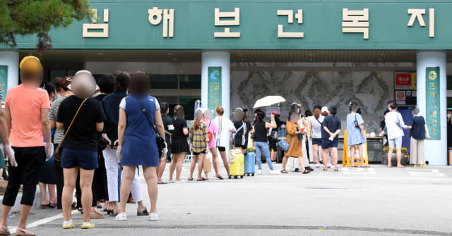 13일 오후 김해시 보건소 선별진료소에서 시민들이 코로나19 검사를 받기위해 차례를 기다리고 있다./김승권 기자/