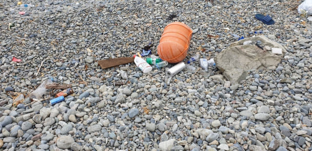 가덕도 해변에 버려진 쓰레기들.