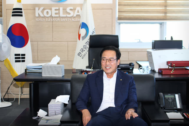 한국승강기안전공단 이용표 이사장이 진주혁신도시 내 본사 집무실에서 인터뷰하고 있다.