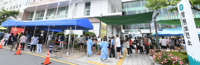 창원보건소 선별진료소에서 시민들이 코로나19 검사를 받기위해 차례를 기다리고 있다./김승권 기자/