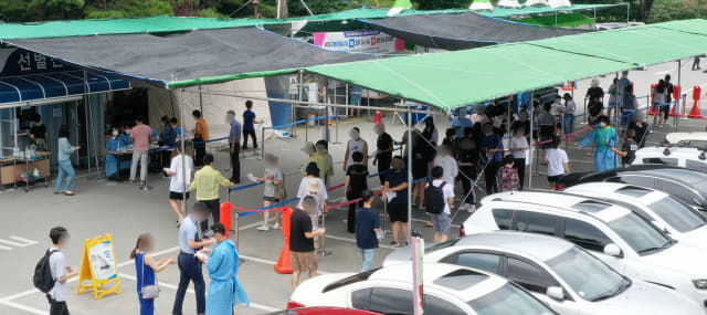 김해시보건소 선별진료소 일대가 코로나19 진단 검사를 받으려는 내원객들로 붐비고 있다./경남신문 자료사진/
