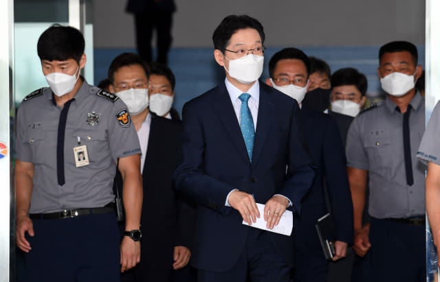 댓글조작 공모로 대법원에서 유죄 판결을 받은 김경수 지사가 21일 오전 도청을 빠져나오고 있다./성승건 기자/
