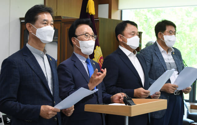 김하용(왼쪽 두 번째) 경남도의회 의장이 21일 오후 도지사 권한대행 체제에 따른 도의회 입장문을 발표하고 있다.