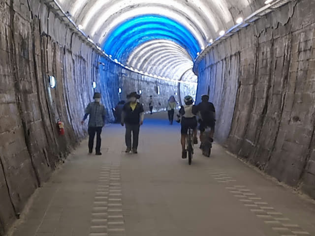 27일 오전 창원의창 산책로 터널 안에서 시민들이 자전거를 타고 지나가고 있다.