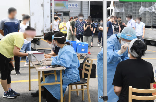 창원의 한 기업체에 마련된 ‘찾아가는 선제 진단검사소'에서 노동자들이 코로나 19 검사를 받고 있다./경남신문 자료사진/