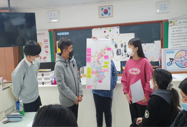 함안 함성중학교에서 평화민주시민 프로젝트 수업을 실시하고 있다./함성중/