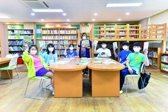 김해 대감초등학교 독서토론 동아리 ABT 학생들이 각자 읽은 책을 들어보이고 있다./경남교육청/