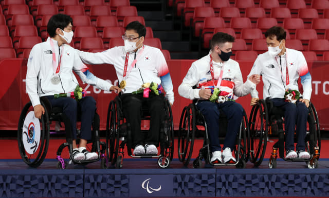[패럴림픽]영광의 금은동 (도쿄=연합뉴스) 서명곤 기자 = 30일 오전 일본 도쿄 메트로폴리탄체육관에서 열린 2020 도쿄 패럴림픽 남자 탁구 개인전(스포츠등급 1) 시상식에서 금메달을 차지한 주영대(왼쪽에서 두번째), 은메달 김현욱(왼쪽), 동메달 남기원(오른쪽)이 함께 서로에게 축하하고 있다. 오른쪽에서 두번째는 남기원과 함께 동메달을 차지한 매튜 토마스. 2021.8.30 seephoto@yma.co.kr (끝)