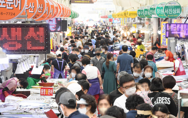 추석을 9일 앞둔 12일 오후 창원시 마산어시장을 찾은 시민들이 제수용품을 구입하고 있다./김승권 기자/