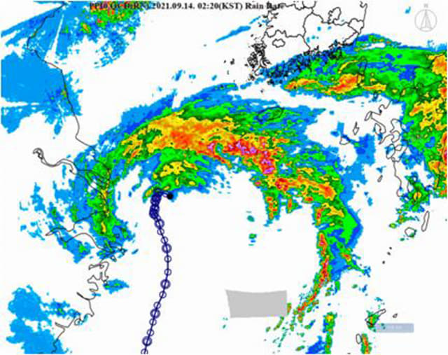 제14호 태풍 '찬투'가 오는 17일께 우리나라에 가장 큰 영향을 미칠 것으로 예상된다고 기상청이 14일 발표했다. 사진은 14일 오전 9시 기준 찬투 레이더 영상. 연합뉴스