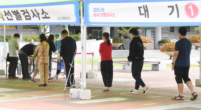 지난 9월 28일 오전 창원종합버스터미널 앞 임시선별검사소를 찾은 시민들이 코로나19 검사를 기다리고 있다./김승권 기자/