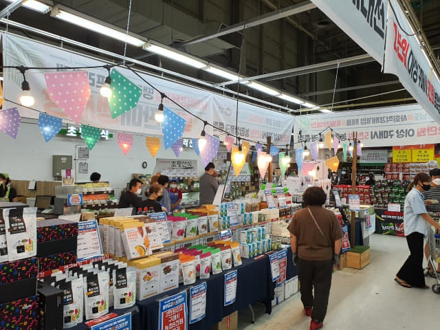 서울 창동 하나로마트 내에 있는 국내 최대 규모의 사회적경제 오프라인 매장인 ‘공감마켓 정’에서 고객들이 경남 사회적경제기업 제품들을 둘러보고 있다./경남사회적경제통합지원센터/