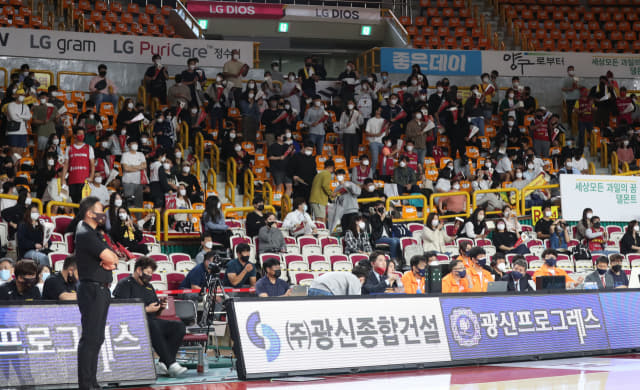 지난달 11일 창원체육관에서 열린 프로농구 창원 LG 세이커스와 수원 kt 소닉붐 경기에서 많은 팬이 응원하고 있다. 연합뉴스
