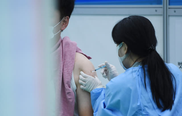 경남의 코로나19 백신 접종률이 70%를 넘어선 가운데 25일 창원축구센터 접종센터에서 한 시민이 접종을 하고 있다./김승권 기자/