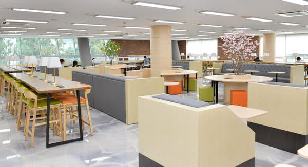 학생중심 공간으로 새롭게 단장한 창원대 중앙도서관 내부.