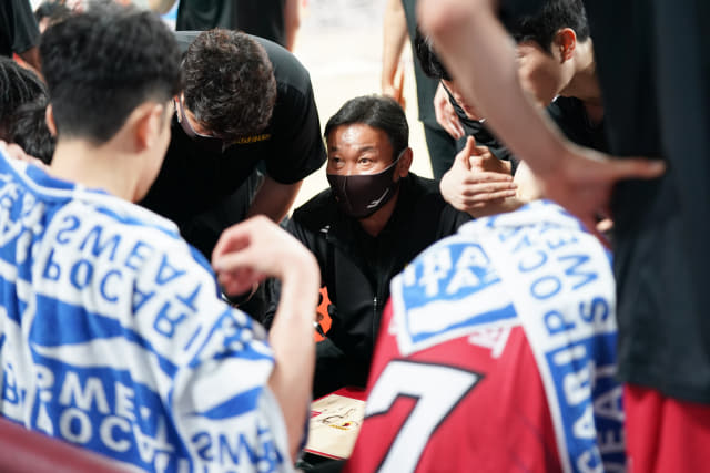 창원 LG 조성원 감독이 지난달 31일 창원체육관에서 열린 서울 SK와의 경기 작전타임에서 선수들과 이야기를 나누고 있다./KBL/