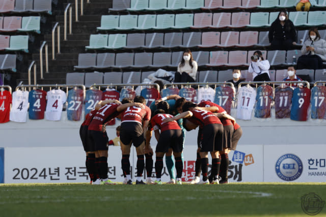 지난달 31일 창원축구센터에서 대전과의 시즌 최종전에서 경남FC 선수들이 승리를 다짐하고 있다./경남FC/