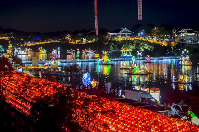 진주남강유등축제와 코리아드라마페스티벌이 4일부터 9일간 개최된다. 사진은 지난 2019년 남강유등축제 모습./진주시/