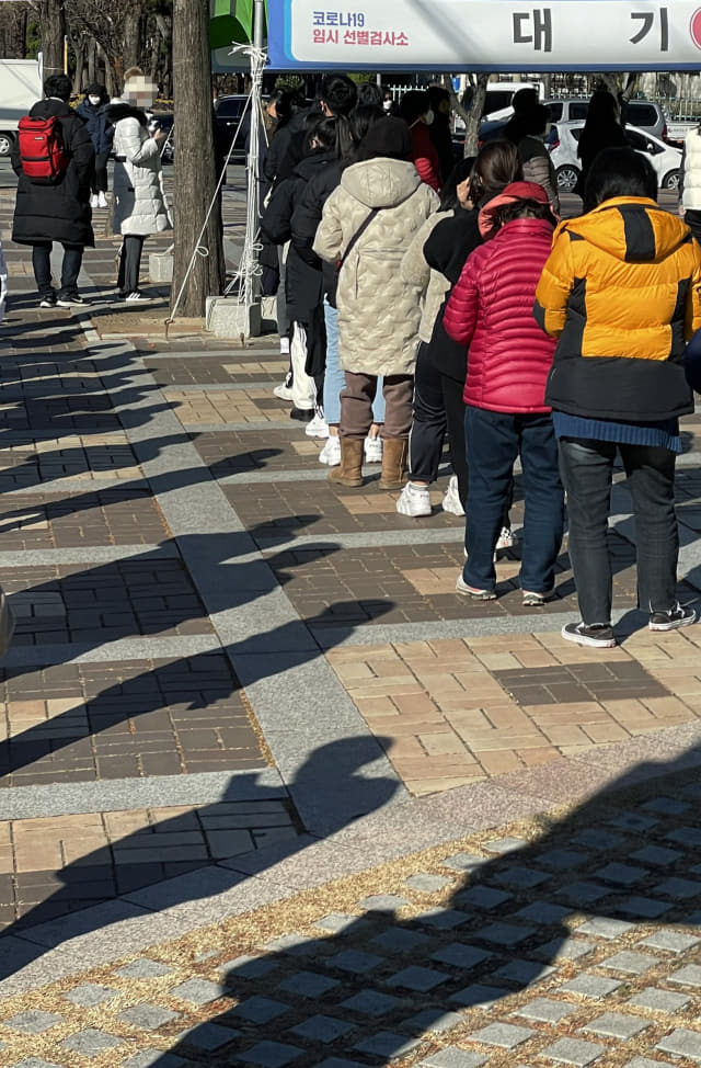 창원종합버스터미널 앞 마당에 마련된 코로나19 임시선별검사소에서 시민들이 검사를 받기 위해 기다리고 있다./경남신문 자료사진/