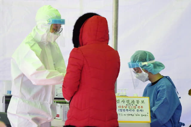 창원종합버스터미널에 마련된 코로나19 임시선별검사소에서 두툼한 방한복을 입은 시민이 검사를 기다리고 있다./경남신문 자료사진/