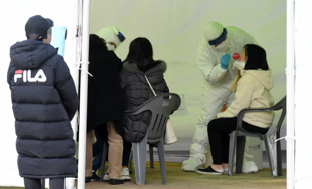 코로나19 임시 선별진료소에서 의료진들이 검체를 채취하고 있다./경남신문 자료사진/