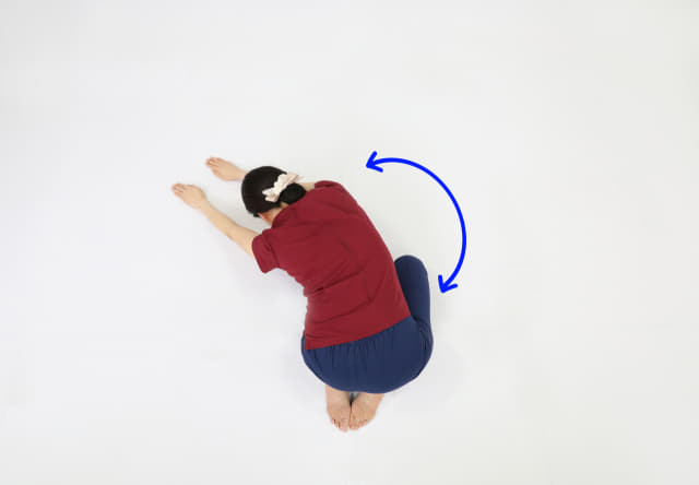 1. 요방형근 스트레칭: 무릎을 꿇고 엎드린 자세에서 하체를 고정하고 양손을 왼쪽으로 이동시켜 오른쪽 옆구리를 스트레칭 합니다.