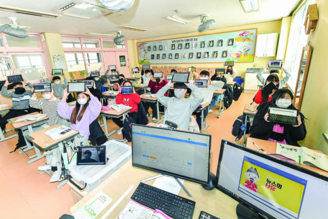 김해가야초등학교 학생들이 아이톡톡 수업에 활용하고 있는 스마트복합기를 들어보이고 있다./경남교육청/