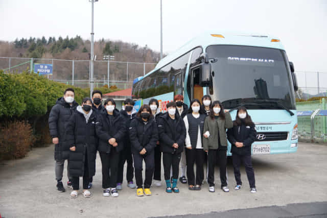 5일 경남개발공사 핸드볼팀이 서울로 출발하기 전 기념촬영을 하고 있다.