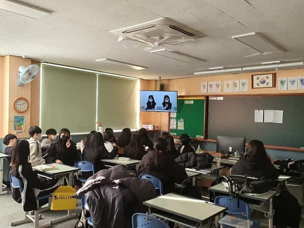 거제 계룡중학교 학생들이 교실로 송출되는 영상을 보고 있다./거제 계룡중/