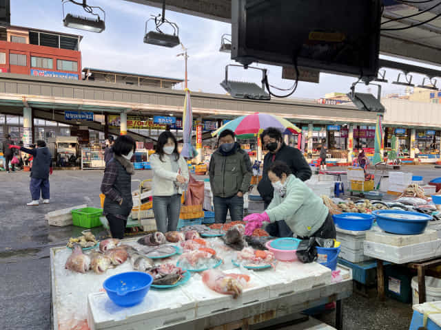 시장에서 곰치를 구입하고 있는 주민들.